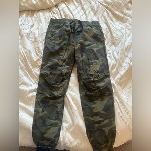 Men’s camo jogger size medium